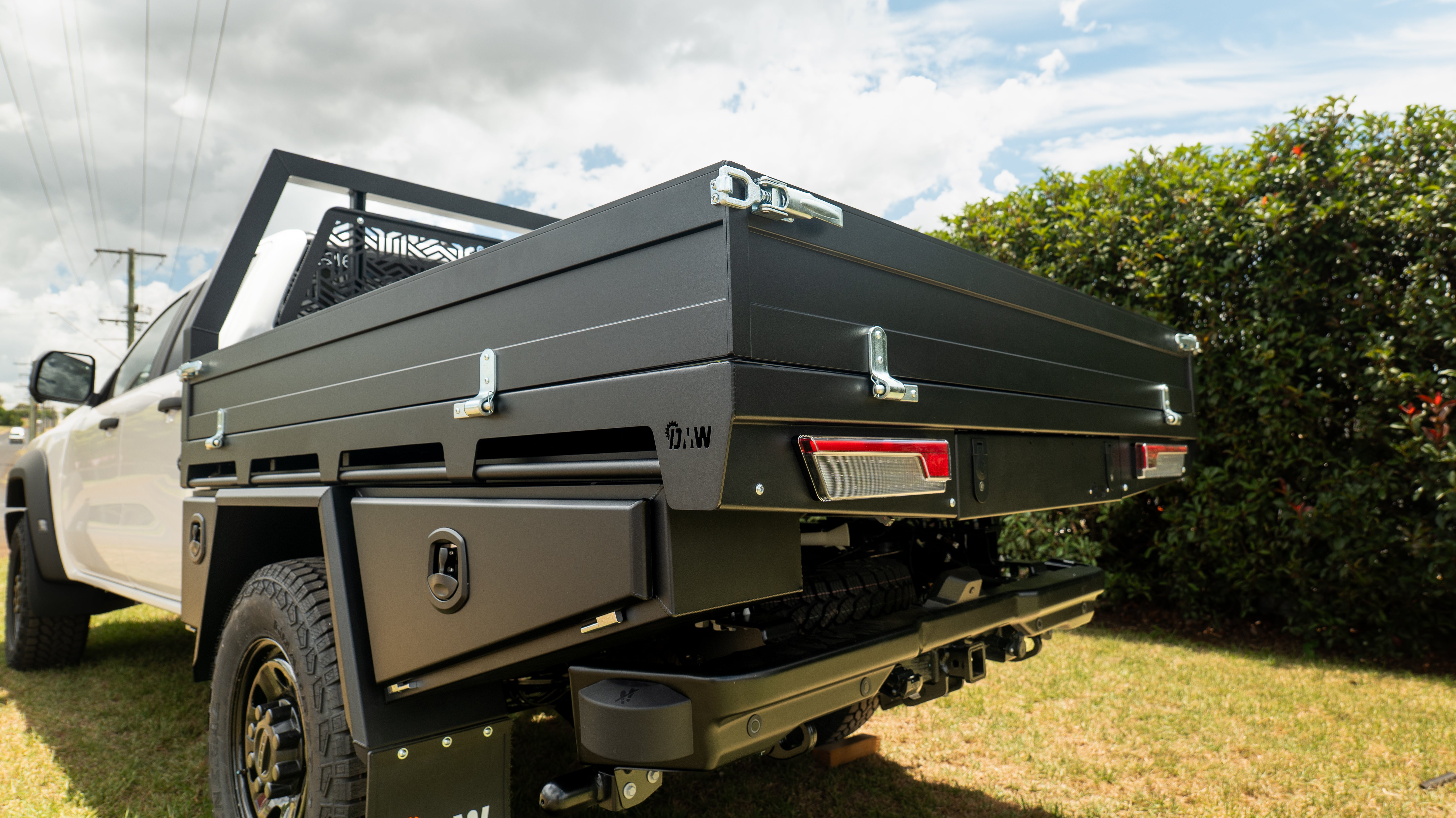 super_duty_white_dmw_alloy_tray_deluxe_black