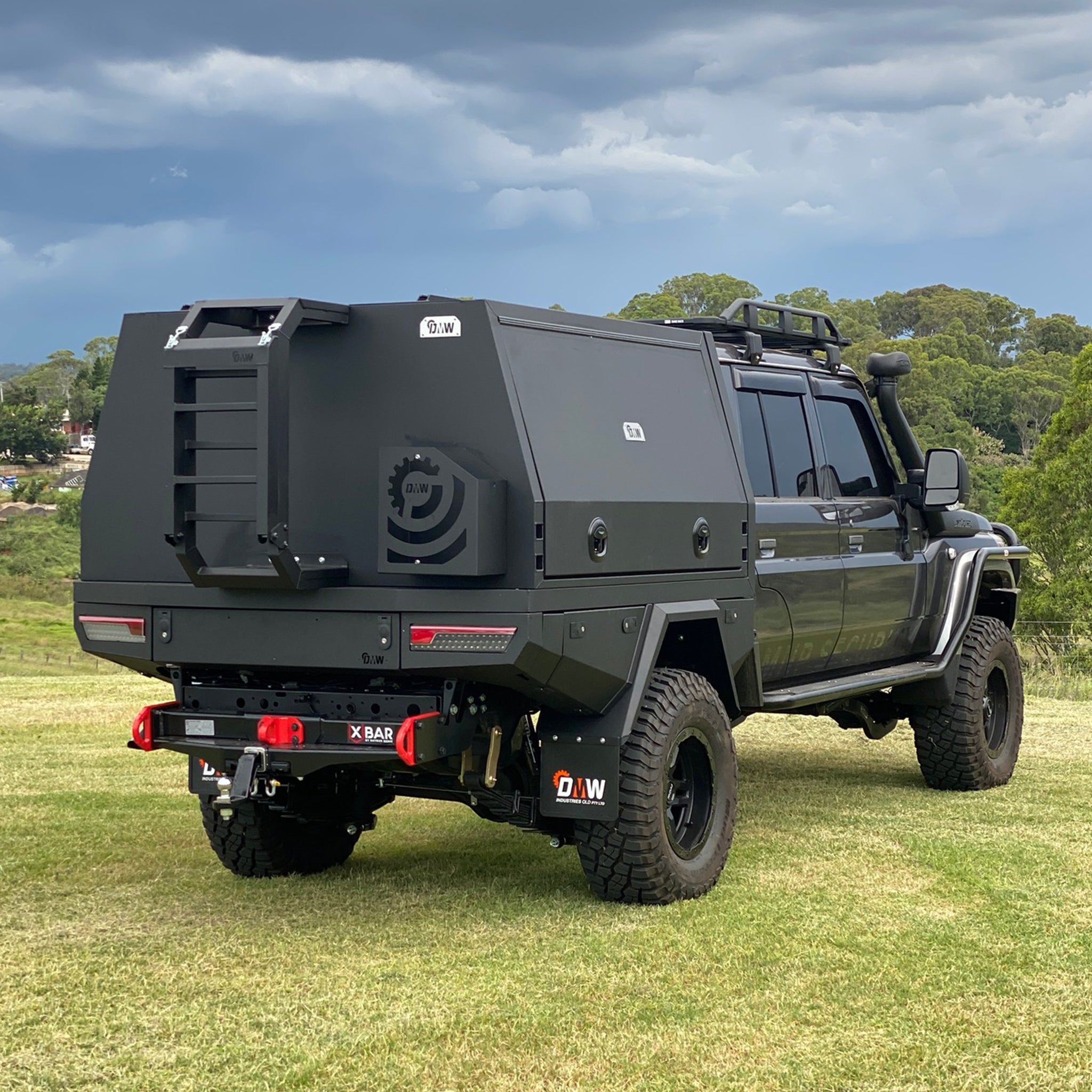 The XTR Canopy is ideal for those who love the bold styling of the XTR Tray but need a touring-focused setup with added storage and accessory options—built for adventure without compromise.